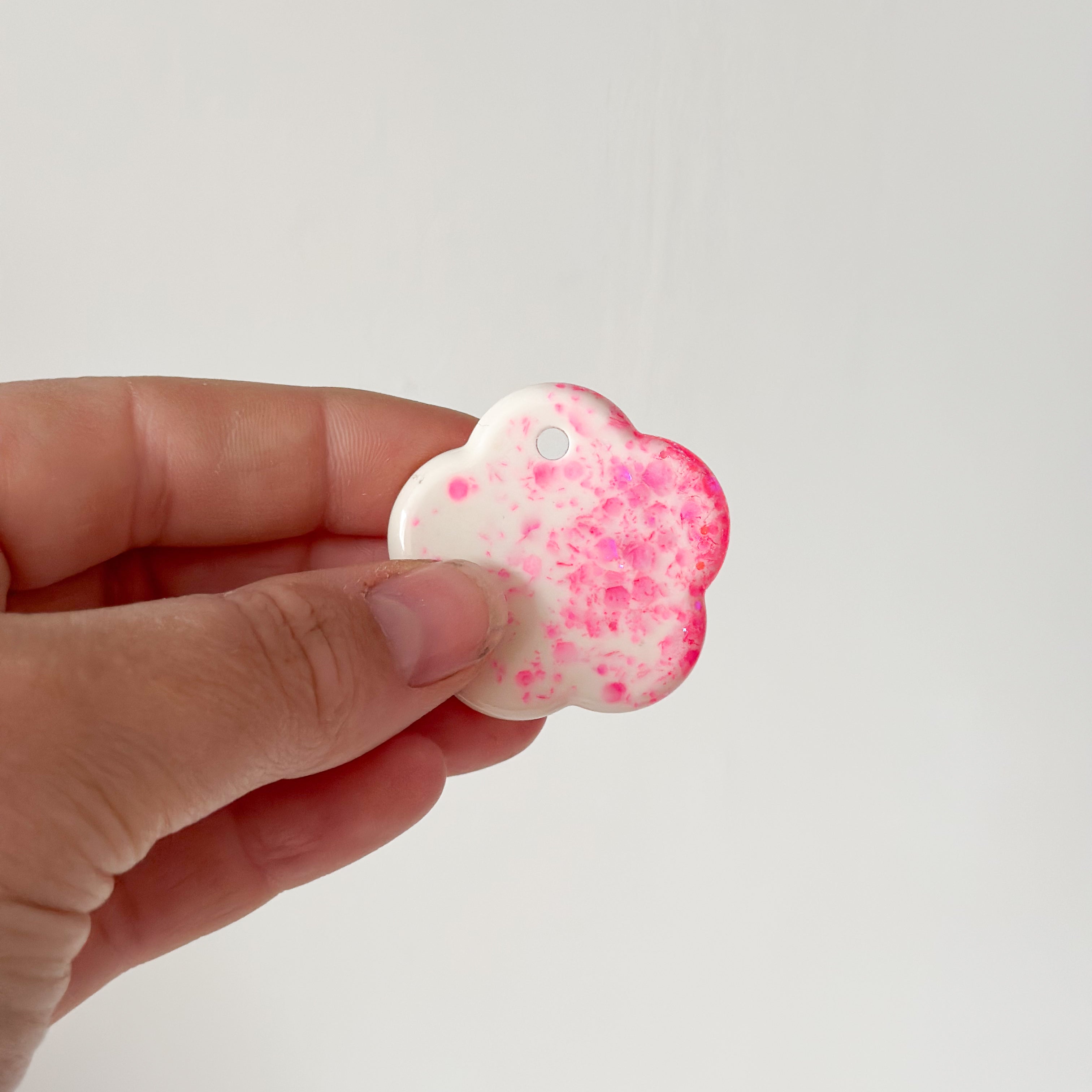 Tag bloem wit met fluor roze glitter
