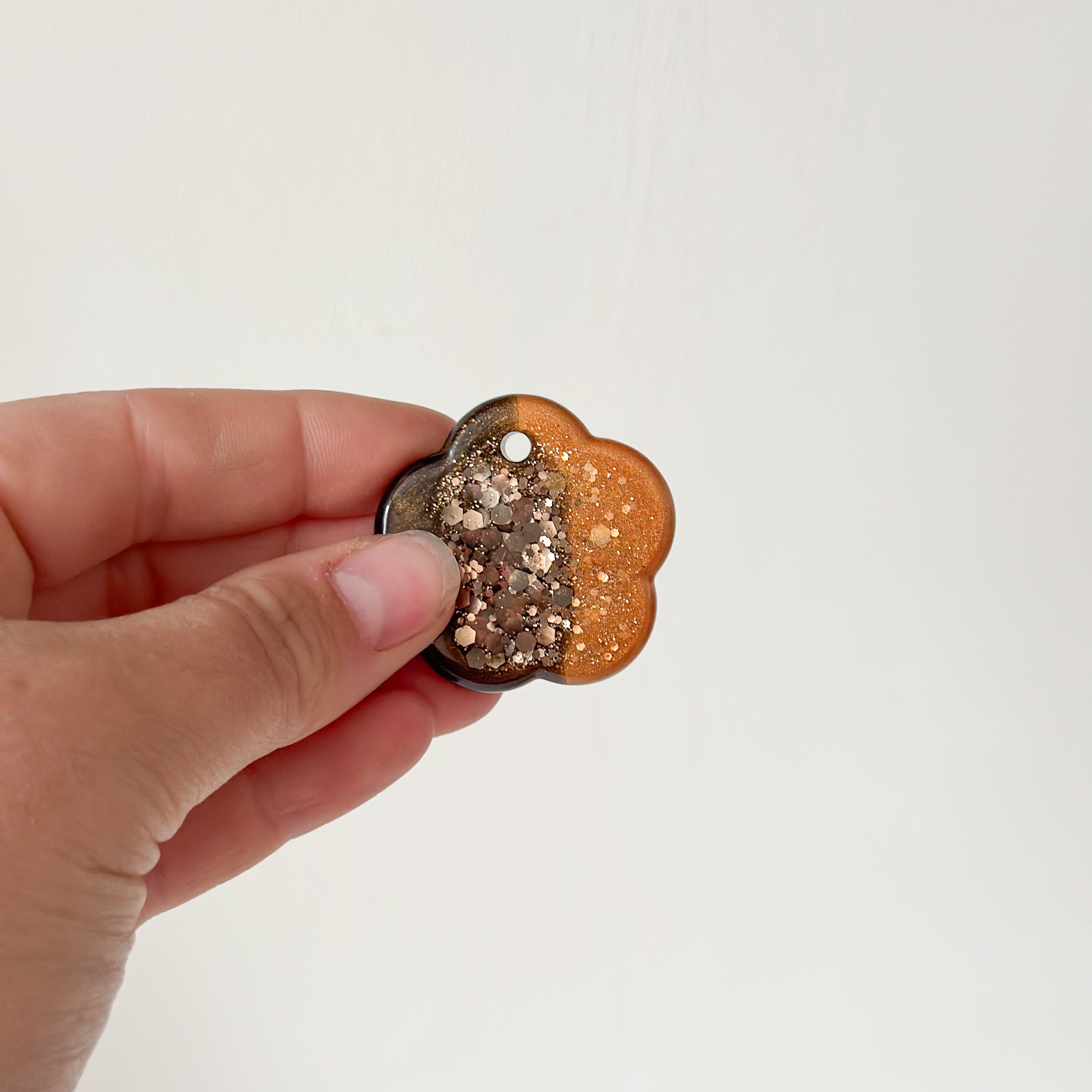 Tag bloem oranje met bruin