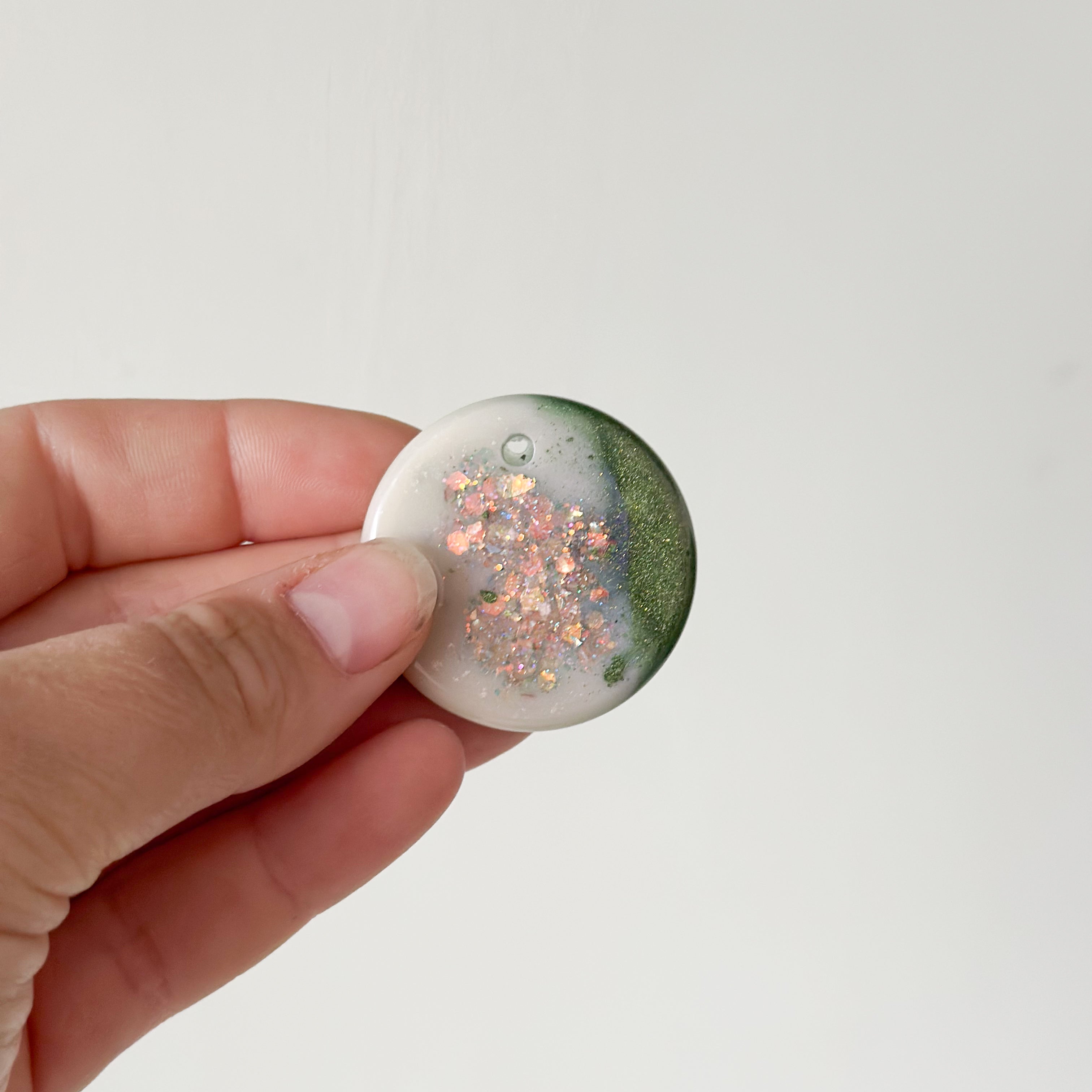 Tag rond wit met groene en glitter