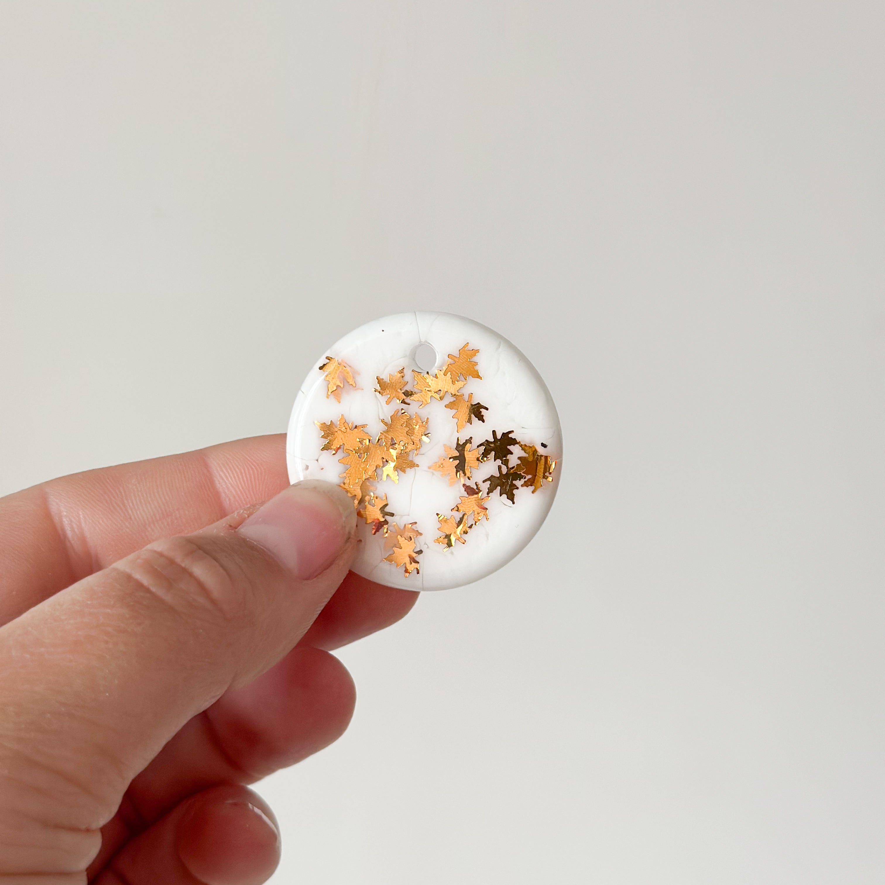 Tag rond wit met herfstbladen goud