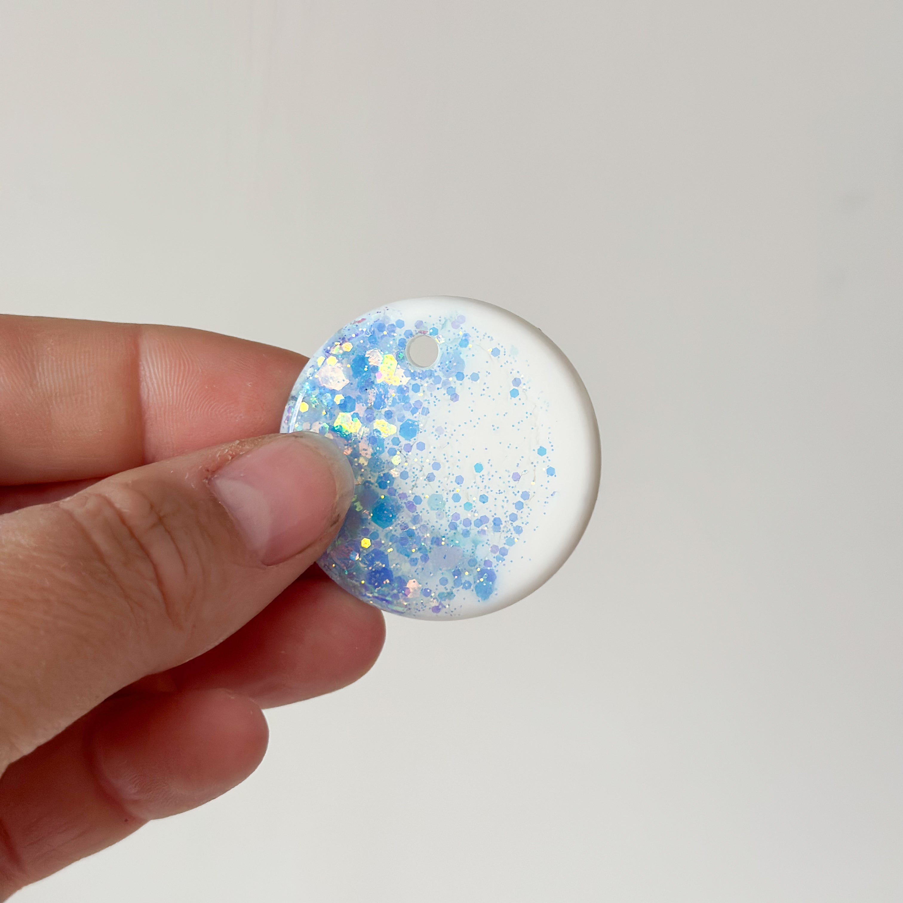 Tag rond wit met blauwe glitter