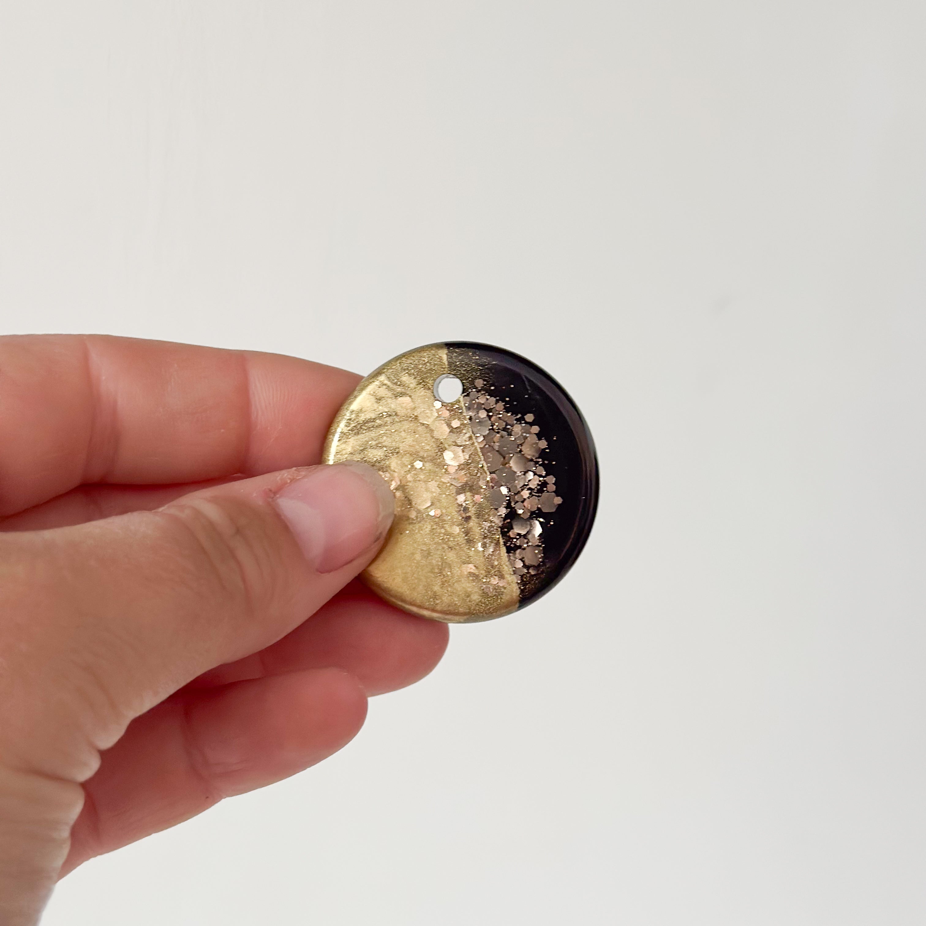 Tag rond goud met zwart