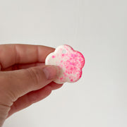 Tag bloem wit met fluor roze glitter
