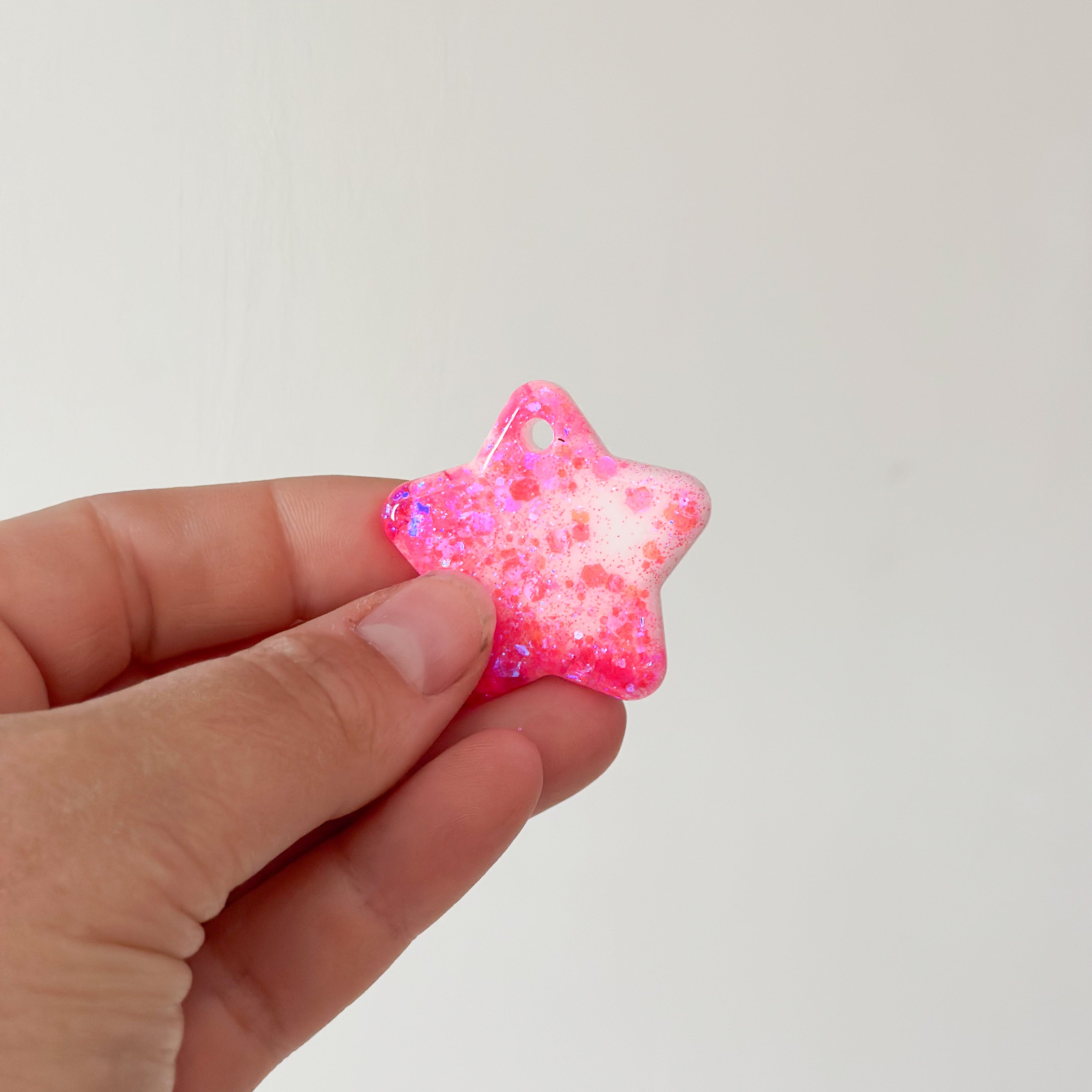 Tag ster wit met roze glitter