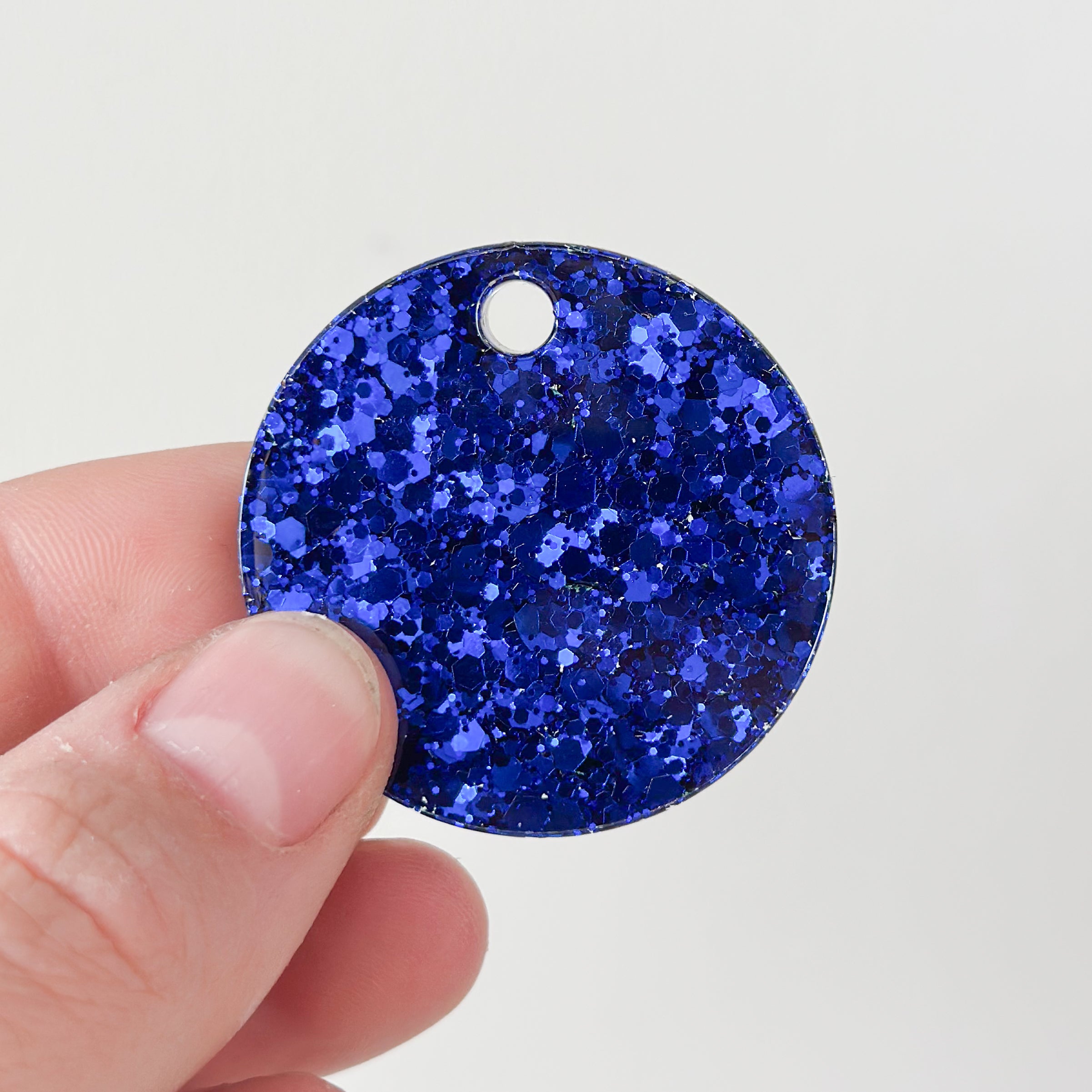 Tag rond donker blauwe glitters 2