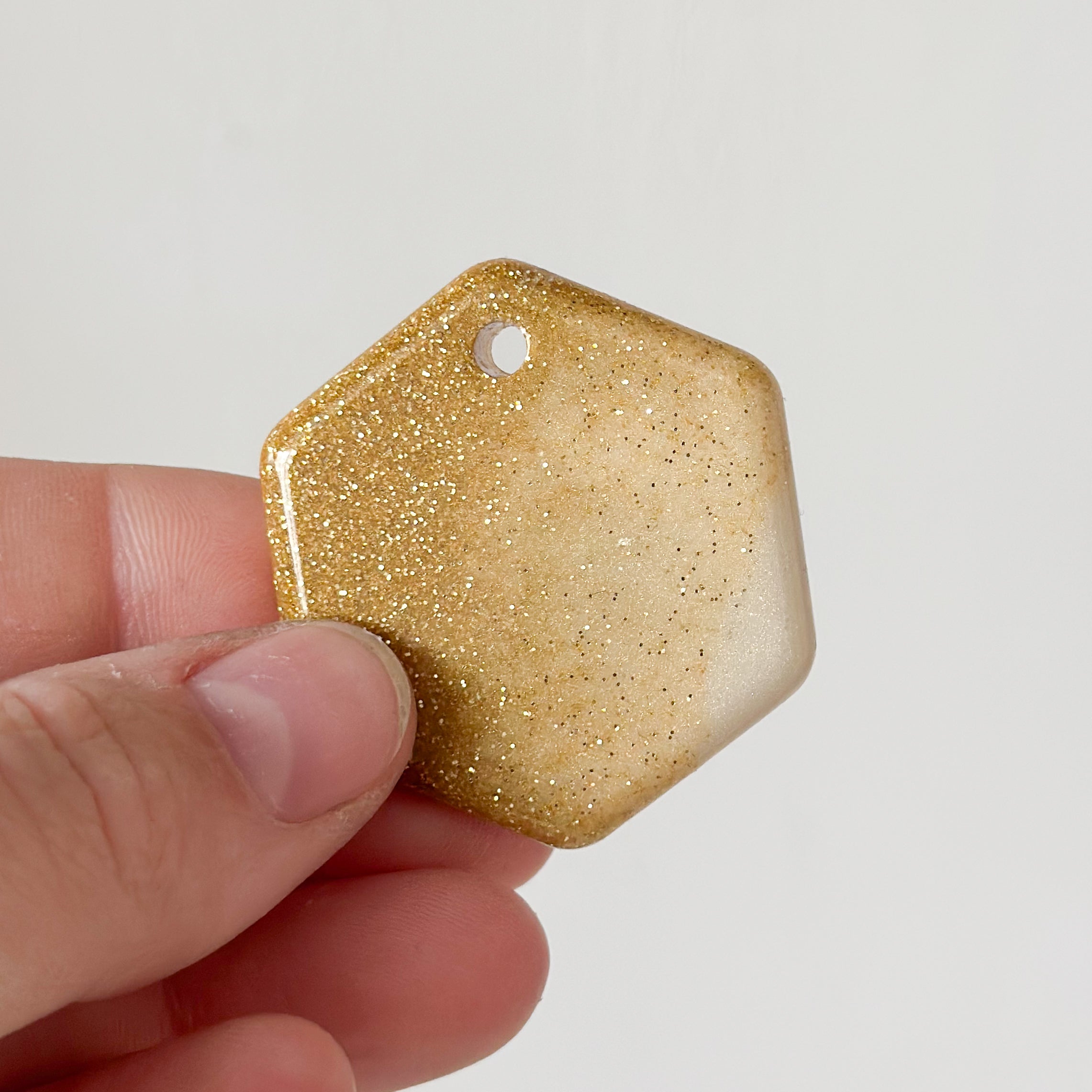 Tag zeshoek parlemoer en goude glitter