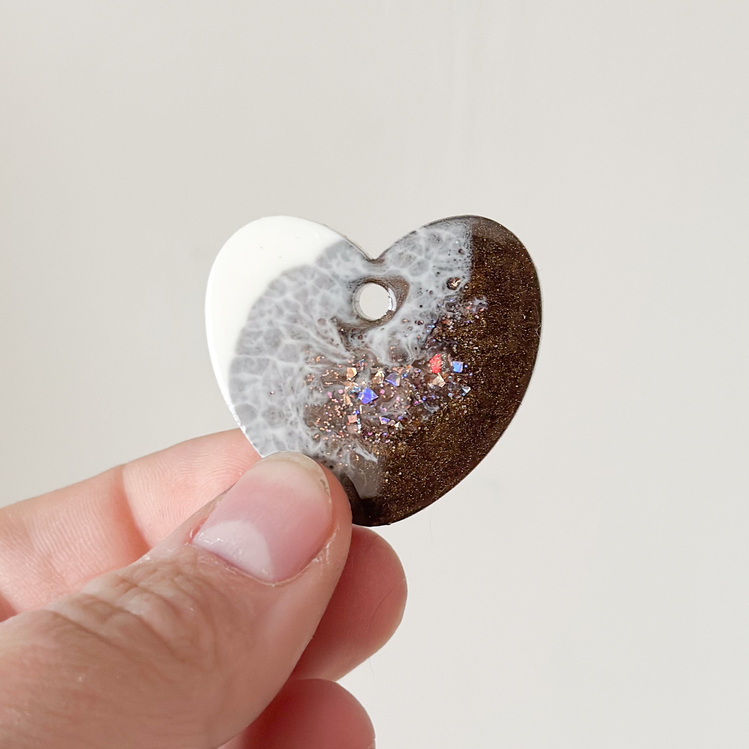 Hondentag hartje wit bruin en glitter