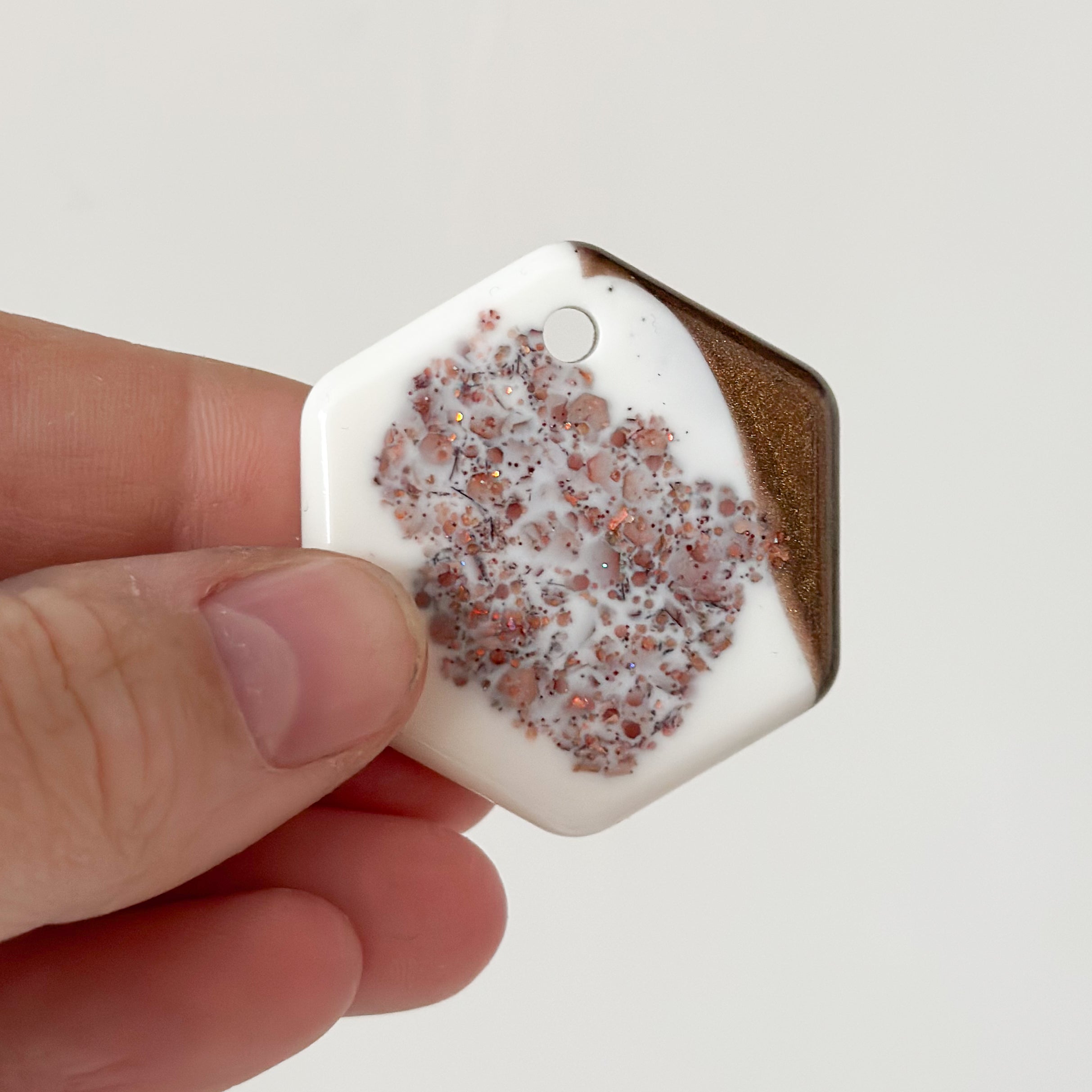 Tag zeshoek bruin en wit