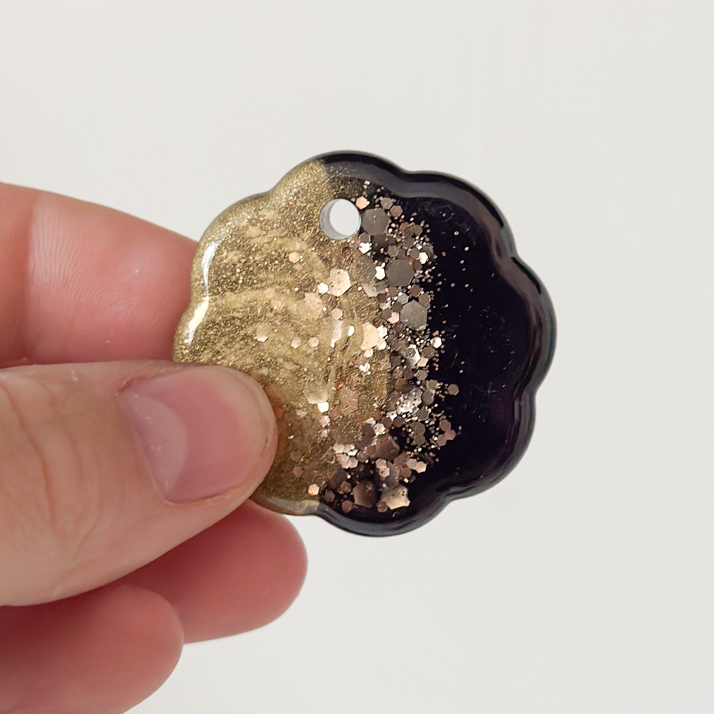 Tag bloem zwart met goud