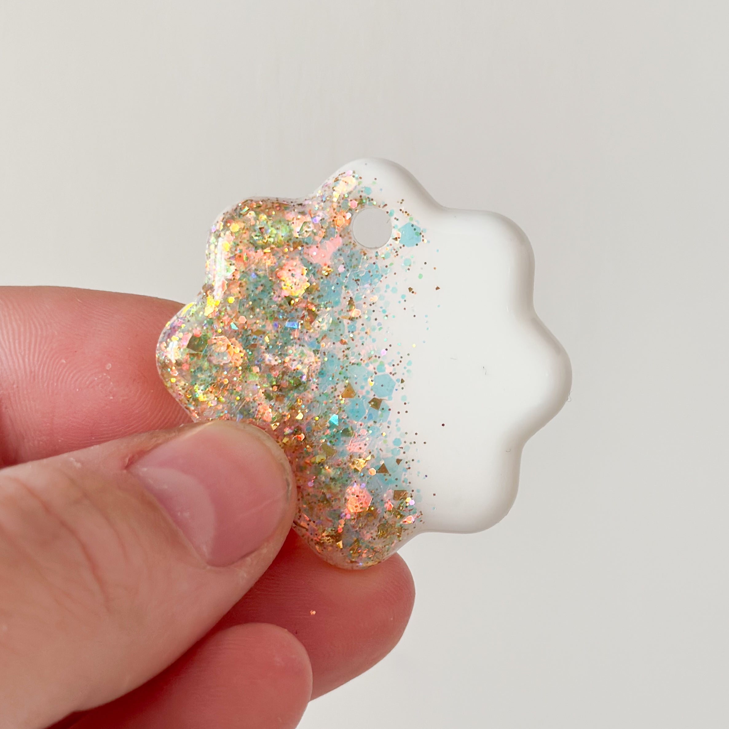 Tag bloem wit met goud