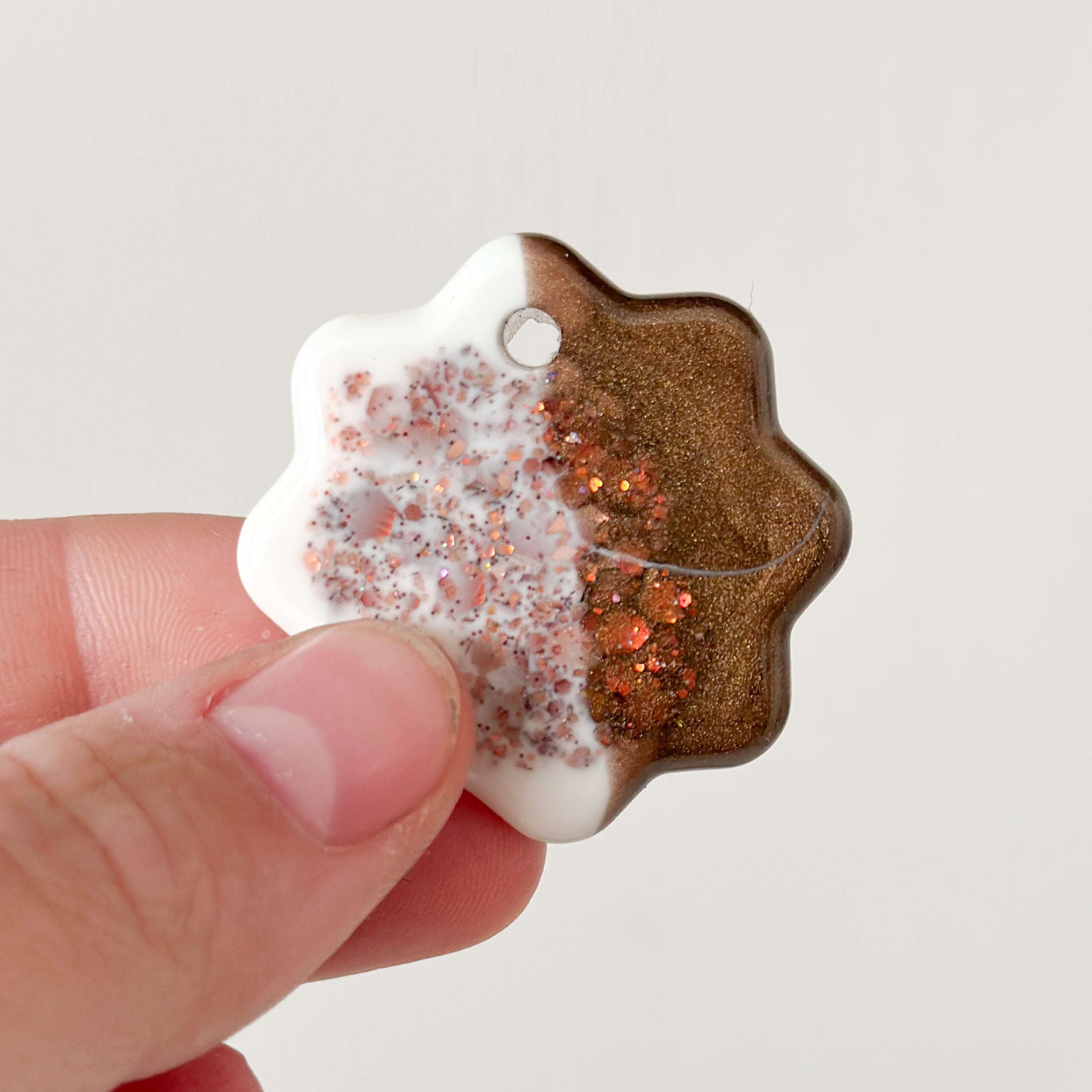 Tag bloem wit met bruin